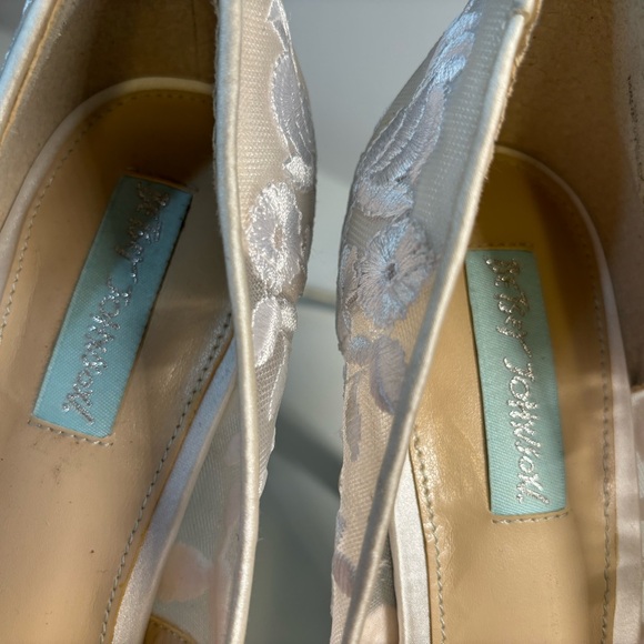 Betsy Johnson White Pump - Picture 5 of 7